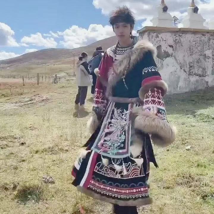 Photography Of A Man - Jubah Tibet Bordir Klasik Pria Wanita